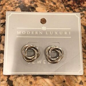 Modern Luxuri Earrings 